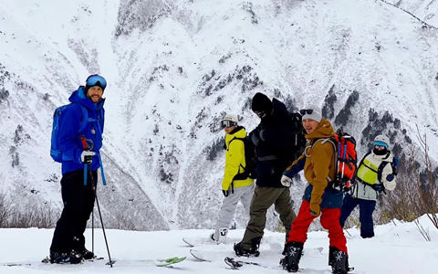 滑雪服為什么都是棉衣，沒有羽絨
